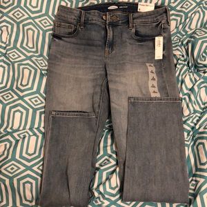 Never worn Size 6 Old Navy jeans.